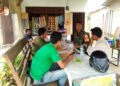 BABINSA DESA UJUNG LABUAN MEMANFAATKAN WARUNG KOPI SEBAGAI SARANA KOMSOS BERSAMA WARGA