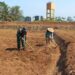 Dukung Ketahanan Pangan Nasional, Babinsa Selorejo Dampingi Petani Siapkan Lahan Tanam Jagung di Desa Boro