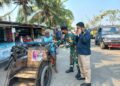 ANTISIPASI ERUPSI GUNUNG ANAK KRAKATAU, TNI AL BAGIKAN MASKER DAN EDUKASI WARGA PESISIR