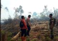 Respon Cepat Tanggap, Babinsa Koramil 12/LP dan Tim Gabungan Padamkan Titik Panas di Sungai Kanan