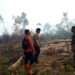 Respon Cepat Tanggap, Babinsa Koramil 12/LP dan Tim Gabungan Padamkan Titik Panas di Sungai Kanan