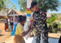 Peduli Warga Perbatasan, Satgas Pamtas Yonarhanud 2 Kostrad Bantu Pembagian Beras Gratis kepada Warga