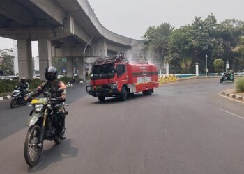 Peduli Kesehatan Masyarakat,Kodim 0502/JU Lakukan Penyemprotan Dampak Abu Vulkanik Erupsi Gunung Anak Krakatau