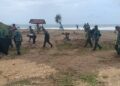 Jelang HUT ke-81 TNI, Tangan Prajurit dan Warga Bersatu Bersihkan Pantai Dlodo