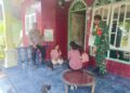 Babinsa dan Bhabinkamtibmas Titipapan Beri Pemahaman tentang Pergaulan Remaja kepada Warga