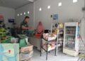 Jaga Ketahanan Wilayah, Babinsa Koramil 06/Senayang Pantau Stabilitas Kebutuhan Pokok Warga