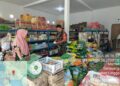 Jaga Stabilitas Ekonomi Warga, Babinsa Koramil 06/Senayang Pantau Harga Sembako