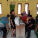 Sinergi TNI Dan Dinsos, Warga Kelurahan Bence Terima Bantuan Beras Alokasi Tiga Bulan