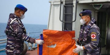 HARI KE-6 PENCARIAN, KRI TELUK GILIMANUK-531 TEMUKAN PELAMPUNG DAN TERPAL DI PERAIRAN SELAT SUNDA