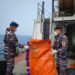 HARI KE-6 PENCARIAN, KRI TELUK GILIMANUK-531 TEMUKAN PELAMPUNG DAN TERPAL DI PERAIRAN SELAT SUNDA
