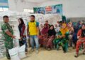 Kawal Ketahanan Pangan Warga, Babinsa Koramil 07/AKB Dampingi Penyaluran Bantuan Beras di NA IX-X