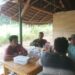Dekatkan Diri dengan Warga, Babinsa Datangi Warung Kopi untuk Silaturahmi