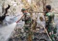 KARHUTLA KEMBALI TERJADI DI BATANGHARI, TIM GABUNGAN BERGERAK PADAMKAN API DI KAWASAN PT REKI