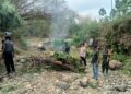 HUT ke-81 TNI, TNI-Polri dan Warga Bersihkan Sungai Tawing Trenggalek
