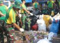 Prajurit dan Persit Yonif 432 Kostrad Bersihkan Lingkungan dan Berbagi Makanan di Gowa