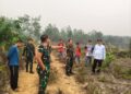 Satgas Karhutla TNI Buka Lahan Demplot Pupuk Organik Dari Limbah Sawit di Kayan Hilir*