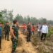 Satgas Karhutla TNI Buka Lahan Demplot Pupuk Organik Dari Limbah Sawit di Kayan Hilir*
