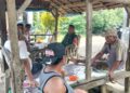 Jalin Hubungan kerja yang Baik, Babinsa Melaksanakan Komsos dengan Masyarakat Desa Binaan
