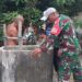Implementasikan 8 Wajib TNI, Babinsa Koramil 06/Senayang Bantu Kesulitan Warga Penuhi Kebutuhan Air Bersih