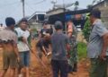 Camat, Babinsa dan Warga Lau Pakpak Bersatu Perbaiki Jalan Lingkungan