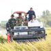 Pangdivif 3 Kostrad Tinjau Terjun Statis, Bakti Sosial dan Panen Raya di Sidrap