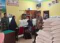 Babinsa Dampingi Penyaluran Bapang di Ujung Padang, 398 Warga Ulakan Terima 1094 Karung Beras