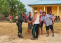 Pererat Kemanunggalan TNI dan Rakyat, Babinsa Penaah Bersama Warga Gotong Royong Bersihkan Lapangan Sepak Bola