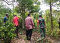 Cegah Karhutla Sejak Dini, Babinsa Koramil 06/Senayang Bersama Warga Patroli di Desa Pulau Medang