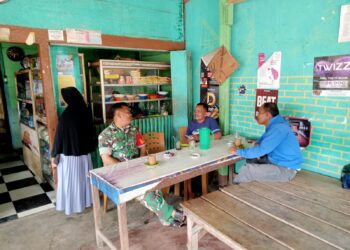 Lewat Ngopi Bareng, Babinsa Koramil 07/Salak Bangun Komunikasi dan Pantau Wilayah