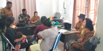 Demi Petani, Babinsa Dampingi Warga yang Datang Susulan Ambil Bantuan Pupuk