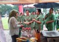 Ketua Persit KCK PD I/BB Didampingi Ketua Persit Cabang XI Menyerahkan Ratusan Sembako Kepada KBT