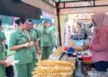 Ketua Persit KCK PD I/BB Didampingi Ketua Persit Cabang XI Menyerahkan Ratusan Sembako Kepada KBT