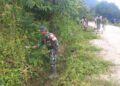 Babinsa dan Warga Kompak Bersihkan Lingkungan, 500 Meter Jalan Jadi Sasaran Gotong Royong