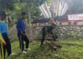 Babinsa Koramil Bakung Bersama Siswa Siswi SMKN 1 Blitar Tanam Pohon Di Monumen Trisula Melalui Program “Bersatu Dengan Alam”