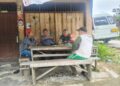 Ngobrol Santai di Simpang Sumbul, Babinsa dan Polisi Ingatkan Warga Soal Kamtibmas dan Bahaya Kebakaran