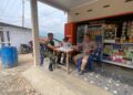 Ngobrol Santai di Warung Sembako, Babinsa Kerajaan Dengar Cerita dan Aspirasi Warga