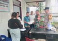 Tak Sekadar Mengawal, Babinsa Sidikalang Dampingi Penyaluran Beras untuk Warga Batangberuh