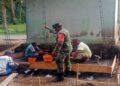 Wujud Kepedulian Lingkungan, Babinsa Sukosewu Dampingi Pemasangan Septic Tank Rumah WARGA