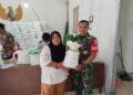 Kawal Penyaluran Beras Bulog di Gunting Saga, Koramil 01/AK Pastikan Warga Terima Haknya