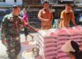 Babinsa dan Perangkat Desa Cek Pasar Pardomuan, Harga Sembako Relatif Stabil