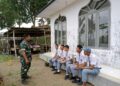 Usai Shalat Zuhur, Babinsa Koramil 04/Tigalingga Beri Motivasi Pelajar yang Bercita-cita Jadi Prajurit TNI