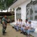 Usai Shalat Zuhur, Babinsa Koramil 04/Tigalingga Beri Motivasi Pelajar yang Bercita-cita Jadi Prajurit TNI