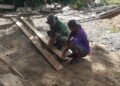 Babinsa dan Petani di Susoh Gotong Royong Perbaiki Balai Tani
