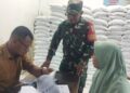 Babinsa Melaksanakan Pendampingan Penyaluran Bantuan Pangan Beras di Desa Jati Kesuma.
