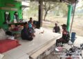 Pererat Kemanunggalan TNI dengan Rakyat, Serka Teguh Komsos Bersama Warga Desa Cihuni