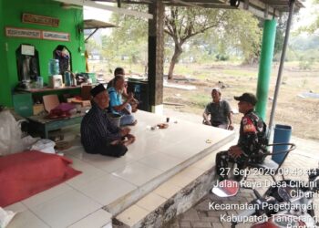 Pererat Kemanunggalan TNI dengan Rakyat, Serka Teguh Komsos Bersama Warga Desa Cihuni
