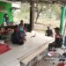 Pererat Kemanunggalan TNI dengan Rakyat, Serka Teguh Komsos Bersama Warga Desa Cihuni
