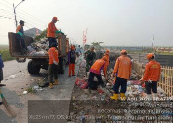 Satgas Sampah Kodim 0510/Tigaraksa Bersama Warga Bersihkan Tumpukan Sampah di Desa Pasilian
