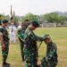 Pangdivif 3 Kostrad Pimpin Tradisi Penerimaan dan Pembaretan Prajurit Yonif 753/AVT
