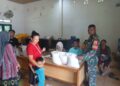 Hadir untuk Warga, Babinsa Koramil 05/BD Dampingi Pembagian Beras Bulog di Bandar Selamat